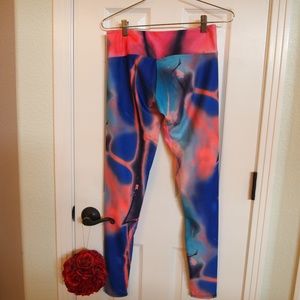 Onzie leggings in crazy salmon - NWT(S/M)